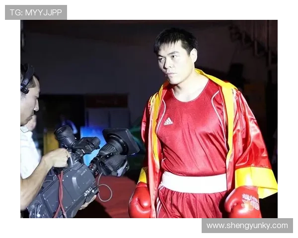 张志磊训练完直接拎两袋蛋白粉去接孩子放学，校门口妈妈们眼神都直了